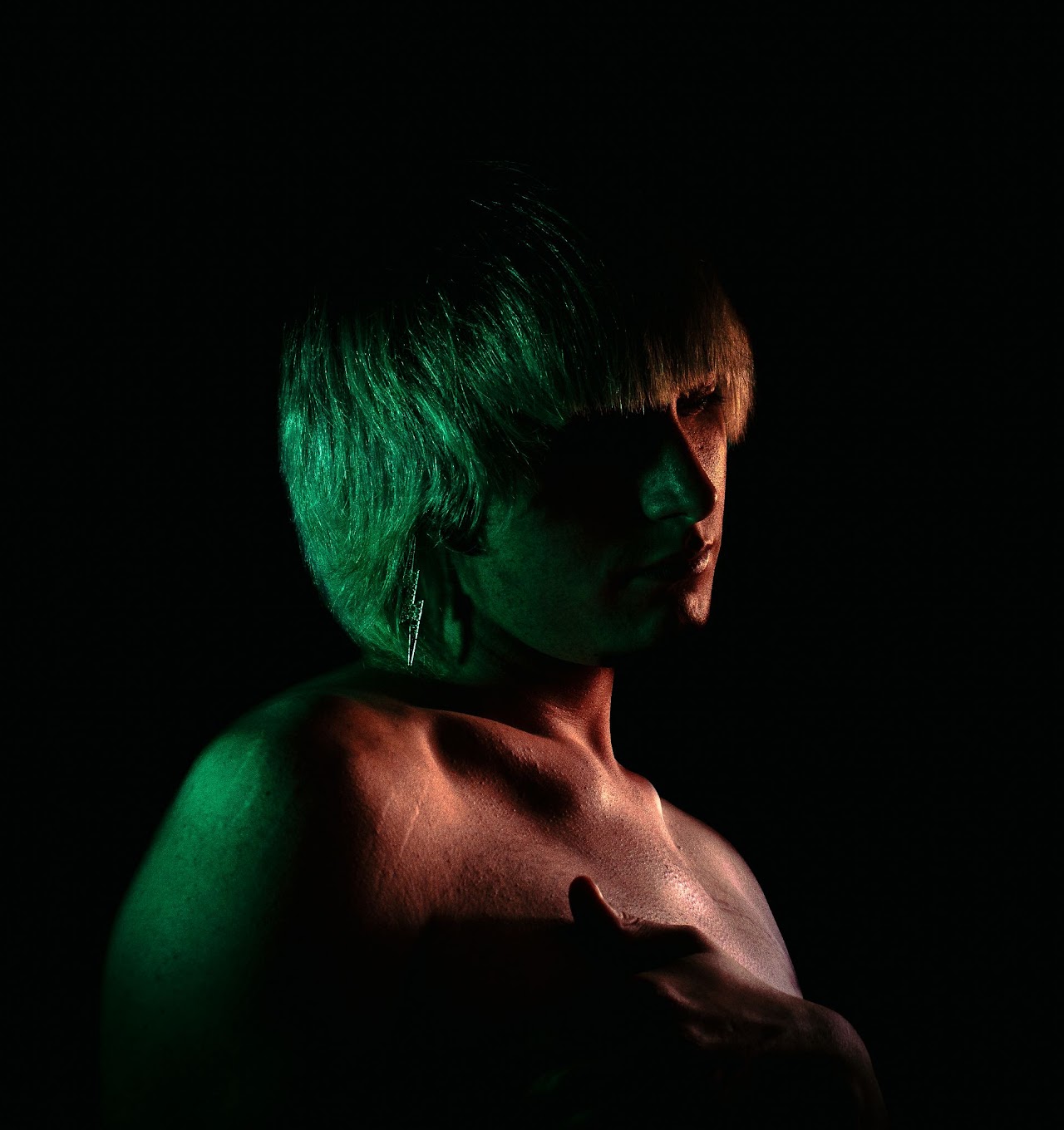 Retrato de Rubi Ortega con iluminación verde y ámbar